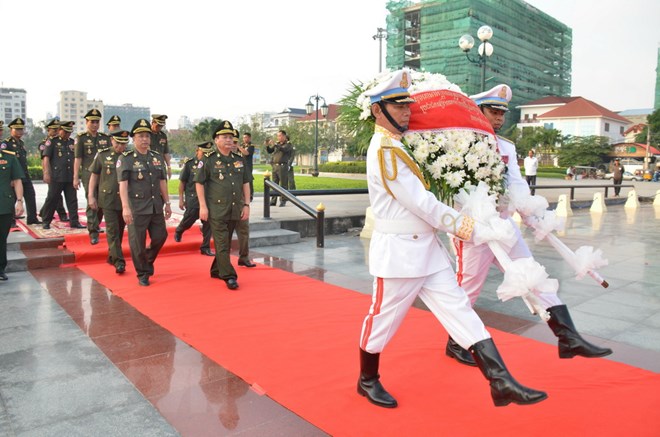 Đại tướng Chhieng Om, Quốc vụ khanh Bộ Quốc phòng dẫn đầu Đoàn đại biểu Quân đội Hoàng gia Campuchia đến dâng hương và đặt vòng hoa tại Đài Hữu nghị Việt Nam-Campuchia. (Ảnh: Nhóm P/v TTXVN tại Campuchia)
