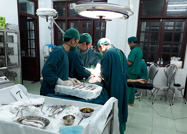Một ca mổ cho bệnh nhân có BHYT tại Bệnh viện đa khoa huyện Minh Hóa. 