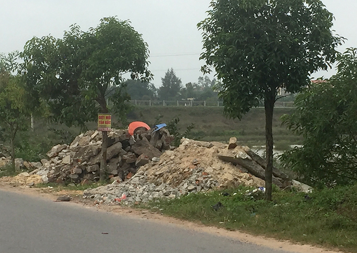 Rác thải xây dựng được các phương tiện đổ trộm bên tuyến đường Tạ Quang Bửu.