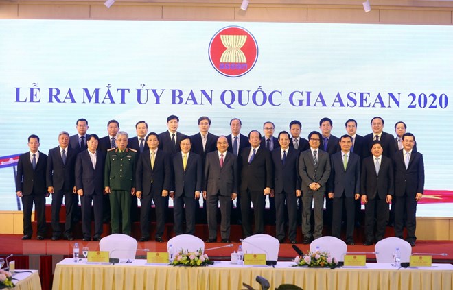 Thủ tướng Nguyễn Xuân Phúc với các thành viên Ủy ban Quốc gia ASEAN 2020. (Ảnh: Thống Nhất/TTXVN)