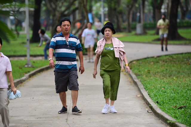 Luyện tập thể dục vừa sức giúp tăng sức đề kháng, chống đỡ bệnh tật tốt hơn. 6h sáng 23-12 tại công viên Lê Văn Tám - Ảnh: Quang Định