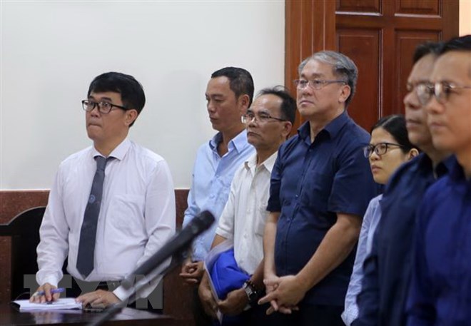 Bị cáo Phạm Công Danh (áo xanh đứng giữa) tại phiên tòa ngày 12-12-2018. (Ảnh: Thành Chung/TTXVN)