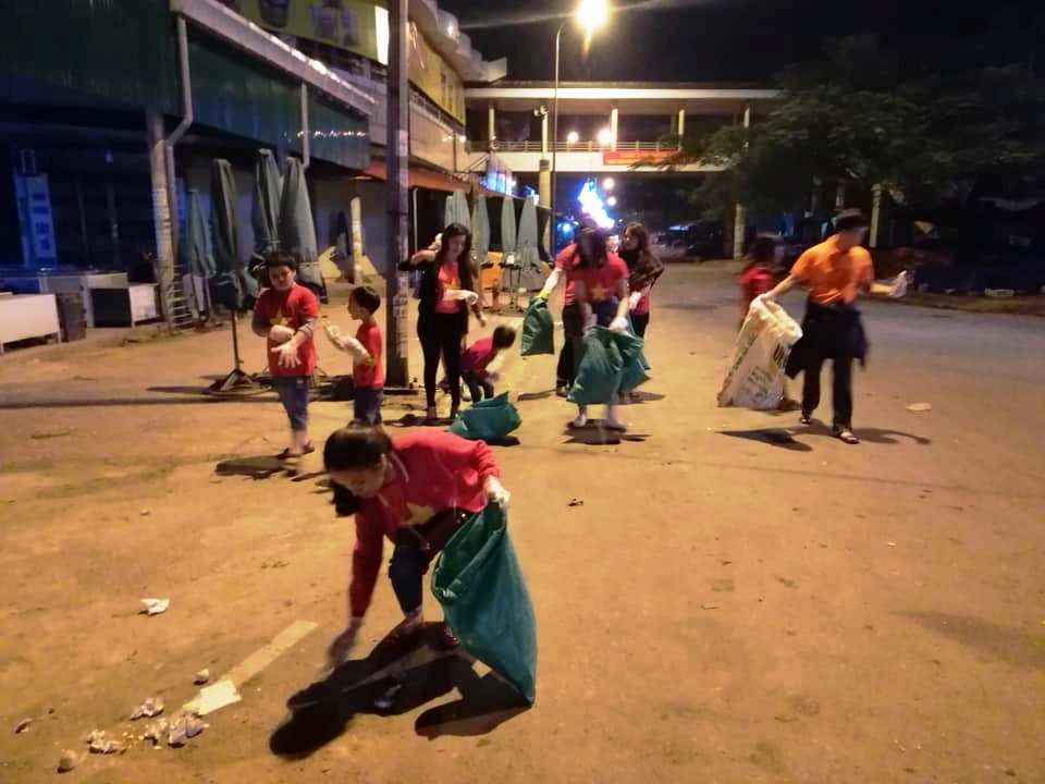 Nhiều người tự nguyện tham gia nhặt rác sau đêm lễ noel