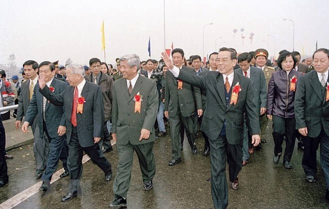 Thủ tướng Phan Văn Khải dự khánh thành cầu Tân Đệ qua sông Hồng, nối liền hai tỉnh Thái Bình và Nam Định, ngày 8-2-2002. (Ảnh: Thế Thuần/TTXVN)