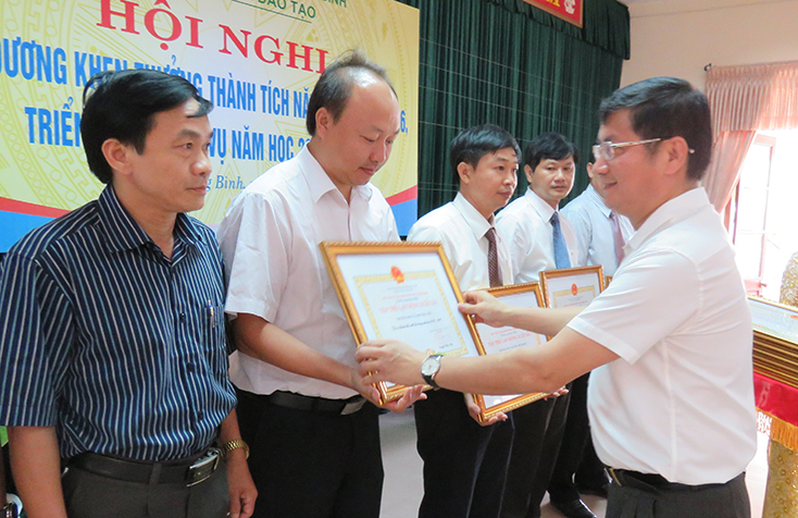 Trường THCS và THPT Hóa Tiến được UBND tỉnh trao tặng danh hiệu Tập thể lao động xuất sắc năm học 2015-2016.