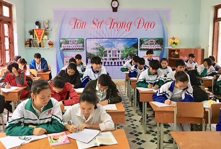 Học sinh người Kinh cũng như dân tộc thiểu số luôn nỗ lực vươn lên trong học tập, để trở về xây dựng bản làng văn minh, giàu đẹp. 