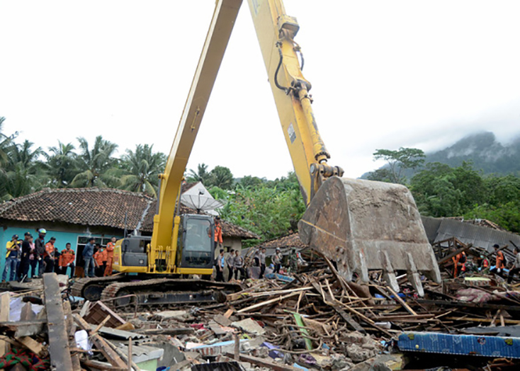 Đống đổ nát sau trận sóng thần ở eo biển Sunda tràn vào bãi biển Kalianda ở nam Lampung, Indonesia - Ảnh: Reuters