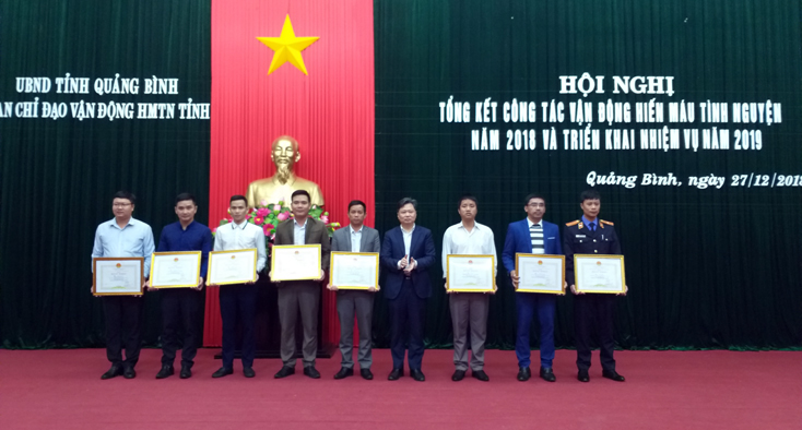 Đồng chí Nguyễn Tiến Hoàng, Tỉnh ủy viên, Phó Chủ tịch UBND tỉnh, Trưởng Ban chỉ đạo VĐHMTN trao Bằng khen của Chủ tịch UBND tỉnh cho 8 cá nhân có thành tích xuất sắc trong phong trào HMTN năm 2018. 