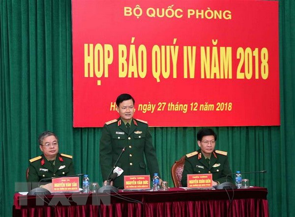 Thiếu tướng Nguyễn Văn Đức, Cục trưởng Cục Tuyên huấn, Tổng cục Chính trị Quân đội nhân dân Việt Nam phát biểu tại buổi họp báo. (Ảnh: Văn Điệp/TTXVN)