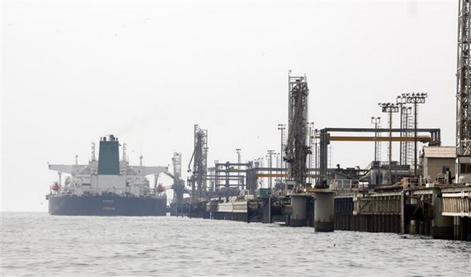 Tàu chở dầu của Iran cập cảng ở cơ sở khai thác dầu trên Đảo Khark, ngoài khơi vùng Vịnh Persia tháng 3-2017. (Ảnh: AFP/TTXVN)