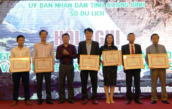 Đồng chí Trần Tiến Dũng, Phó Chủ tịch UBND tỉnh trao bằng khen của Bộ trưởng Bộ Văn hóa-Thể thao và Du lịch cho các tập thể, cá nhân có nhiều đóng góp cho hoạt động du lịch.