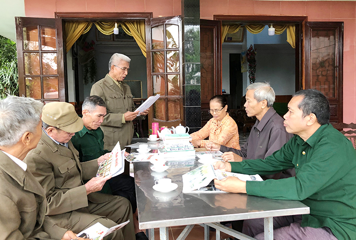Ông Võ Thái Nông, Trưởng ban liên lạc truyền thống BĐBP huyện Quảng Ninh cùng các đồng chí, đồng đội trao đổi tài liệu để thực hiện bài thi.