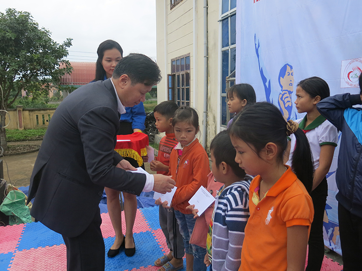 Đồng chí Nguyễn Tiến Hoàng, Tỉnh ủy viên, Phó Chủ tịch UBND tỉnh trao học bổng cho học sinh nghèo xã Quảng Tiến