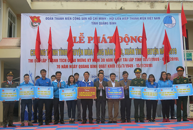 Lãnh đạo Ủy ban MTTQ Việt Nam tỉnh và Tỉnh đoàn trào quà hỗ trợ và giao phần việc cho các tổ chức Đoàn trực thuộc