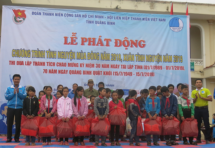 Ban tổ chức chương trình trao quà cho người dân và học sinh nghèo xã Quảng Tiến