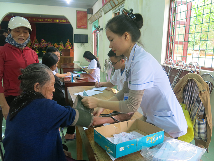 Câu lạc bộ thầy thuốc trẻ khám bệnh cho người dân xã Quảng Tiến