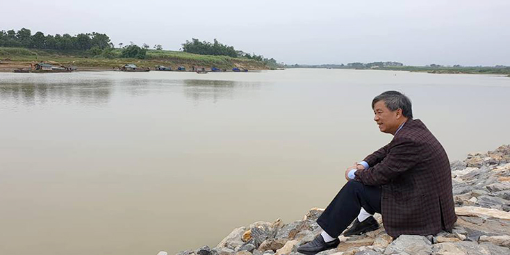 Tác giả bên dòng sông Chu