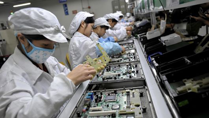 Công nhân đang lắp ráp các linh kiện điện tử tại nhà máy của Foxconn ở Trung Quốc - Ảnh: AFP