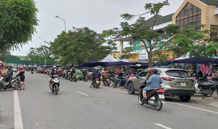 Nằm trên địa bàn phường Hài Đình, chợ Đồng Hới là trung tâm buôn bán giao thương lớn nhất tỉnh.    