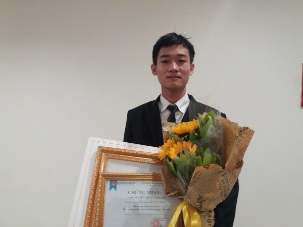 Em Đinh Anh Tú nhận giải thưởng tại Hà Nội. (Ảnh: PM/Vietnam+)