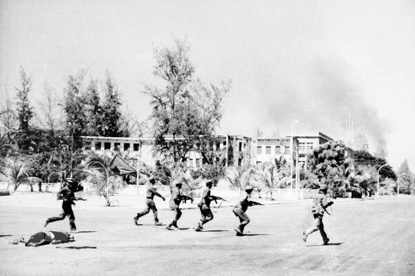 Lực lượng quân đội cách mạng Campuchia tiến vào giải phóng Thủ đô Phnom Penh trưa 7-1-1979. (Ảnh: TTXVN)