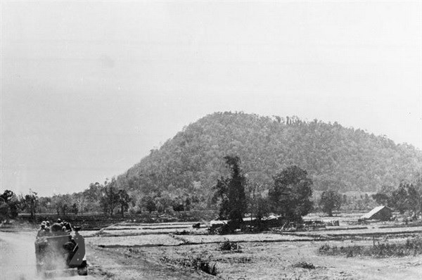 Căn cứ Tà Sanh ở Tây Bắc Campuchia, được bè lũ Pol Pot-Ieng Sary thiết lập như một căn cứ đầu não sau ngày chế độ diệt chủng của chúng bị lật đổ (7-1-1979) để tiến hành các hoạt động chống phá công cuộc hồi sinh của nhân dân Campuchia. Căn cứ này đã bị quân đội cách mạng Campuchia và bộ đội tình nguyện Việt Nam giải phóng ngày 27-3-1979, thu hồi 14 kho vũ khí cùng hàng trăm phương tiện chiến tranh. (Ảnh: TTXVN)