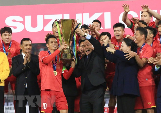 Giây phút đăng quang nâng cao cúp vàng vô địch AFF Suzuki Cup 2018 của Đội tuyển bóng đá Việt Nam trong sự chứng kiến và chúc mừng nồng nhiệt của Thủ tướng Nguyễn Xuân Phúc và Chủ tịch Quốc hội Nguyễn Thị Kim Ngân. (Ảnh: Trọng Đạt/TTXVN)