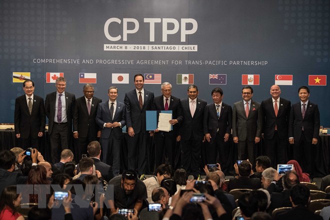 Bộ trưởng Bộ Công Thương Việt Nam Trần Tuấn Anh (phải) cùng đại diện các nước tham gia lễ ký Hiệp định CPTPP ở Santiago ngày 8/3/2018. (Nguồn: THX/TTXVN)