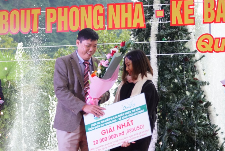Ban tổ chức trao giải nhất cho chị Lê Thị Khánh Hà (Bố Trạch).