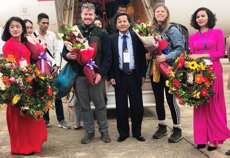 Đón các vị khách quốc tế đầu tiên đến Quảng Bình bằng đường hàng không.