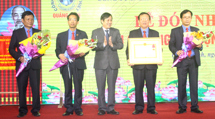 Ban lãnh đạo Công ty TNHH MTV Xổ số Kiến thiết Quảng Bình đón nhận HCLĐ hạng Nhì 