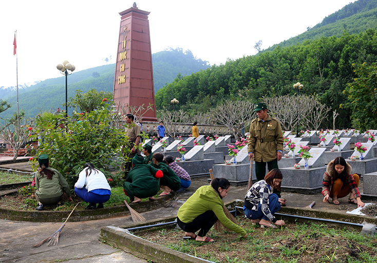 Các tổ chức, đoàn thể ở Tuyên Hóa thường xuyên dọn dẹp vệ sinh tại các nghĩa trang nhân kỷ niệm các ngày lễ lớn.