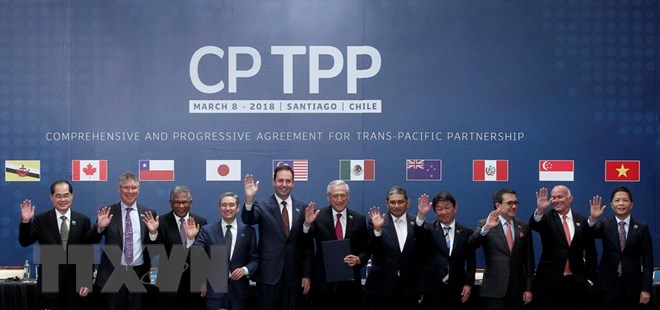Bộ trưởng Bộ Công Thương Việt Nam Trần Tuấn Anh (phải) cùng đại diện các nước tham gia lễ ký Hiệp định CPTPP ở Santiago của Chile, ngày 8-3-2018. (Ảnh: AFP/TTXVN)