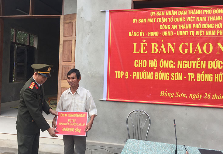 Đại diện lãnh đạo Công an TP. Đồng Hới tặng quà cho gia đình ông Nguyễn Đức Thuận. 