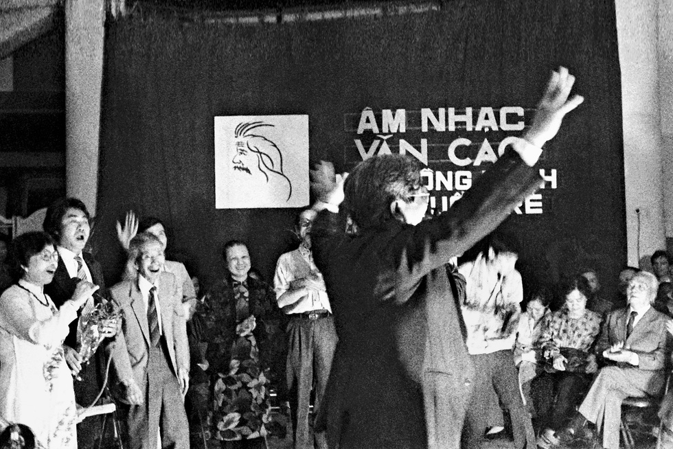 Đại tướng Võ Nguyên Giáp cùng phu nhân nghe bài 'Tiến về Hà Nội' qua tiếng hát của ông bà Văn Cao, Kim Ngọc, Quang Thọ, Quý Dương tại Cung văn hoá Thanh Niên ngày 18-10-1993 - Ảnh: NGUYỄN ĐÌNH TOÁN