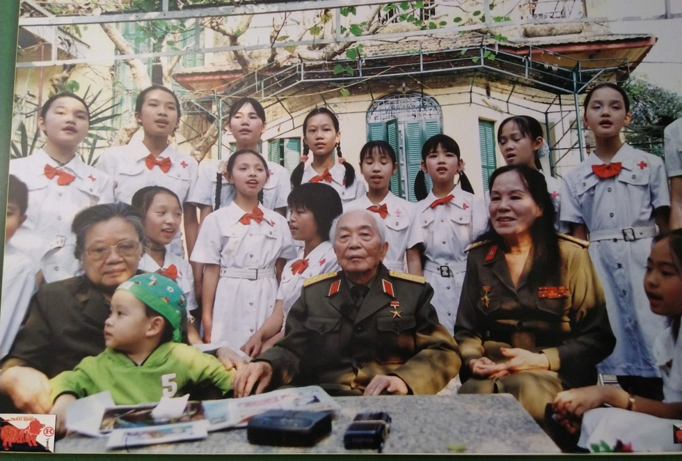 NSND Tường Vi và các cháu thiếu nhi hát mừng thọ Đại tướng 96 tuổi trong khuôn viên nhà riêng ở Hà Nội tháng 8-2007 - Ảnh: TRẦN ĐỊNH, THIÊN ĐIỂU chụp lại