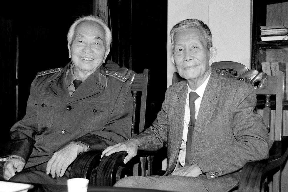 Đại tướng Võ Nguyên Giáp tiếp nhà sử học Trần Văn Giàu tại nhà riêng ngày 31-12-1996 - Ảnh: NGUYỄN ĐÌNH TOÁN