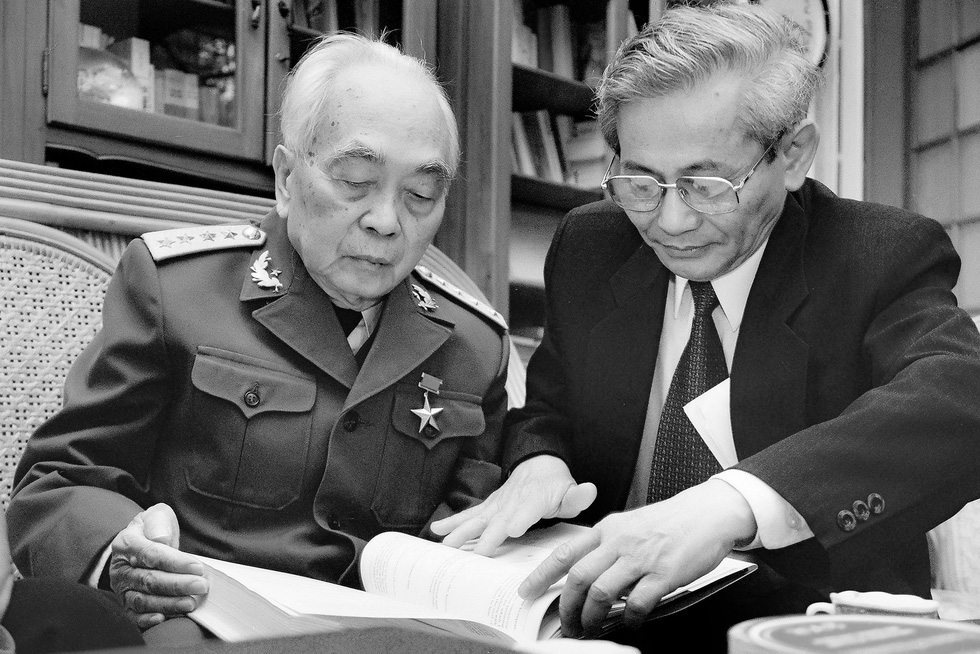 Giáo sư Phan Huy Lê thăm và làm việc với Đại tướng Võ Nguyên Giáp tại nhà riêng của Đại tướng ngày 23-1-2001- Ảnh: NGUYỄN ĐÌNH TOÁN