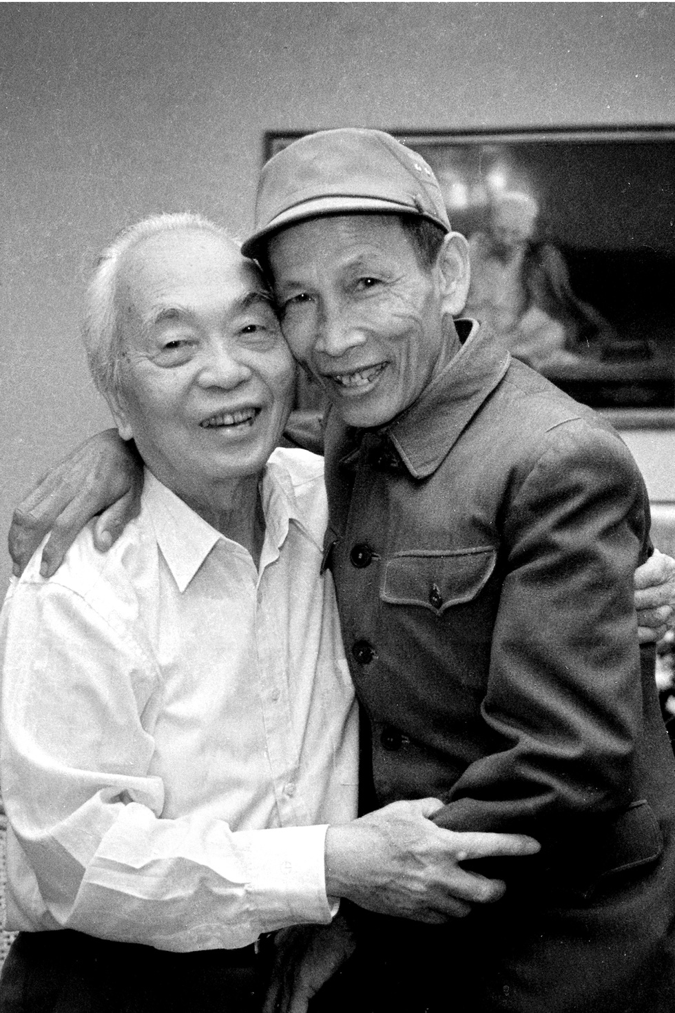 Đại tướng Võ Nguyên Giáp tiếp một cựu chiến binh đồng hương Quảng Bình không hẹn trước hồi tháng 4-1999 - Ảnh: NGUYỄN ĐÌNH TOÁN