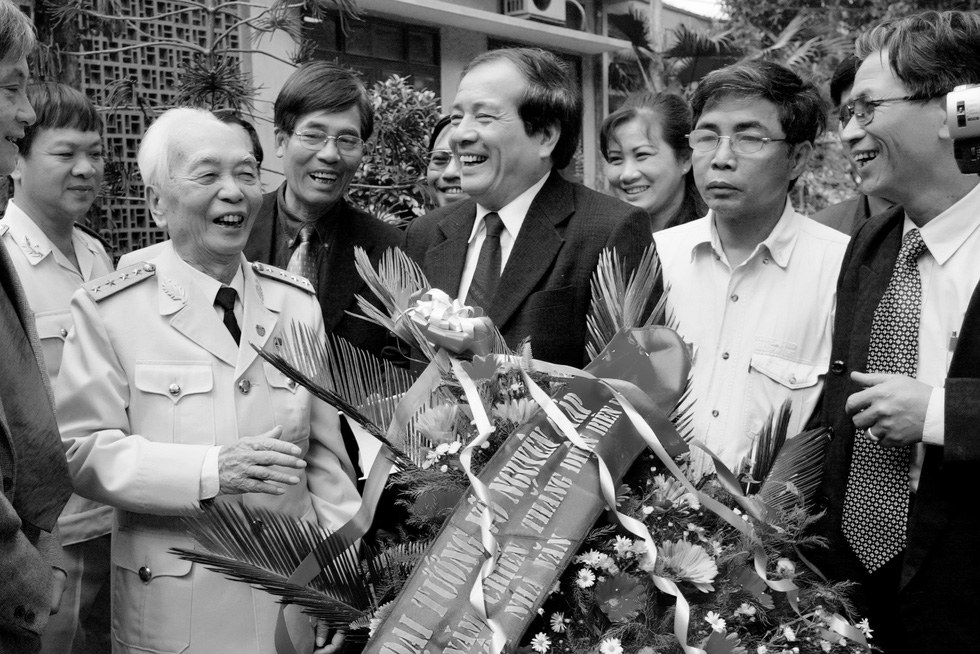 Hội Nhà Văn Việt Nam thăm Đại tướng Võ Nguyên Giáp nhân kỷ niệm 50 năm chiến thắng Điện Biên Phủ ngày 6-5-2004 - Ảnh: NGUYỄN ĐÌNH TOÁN