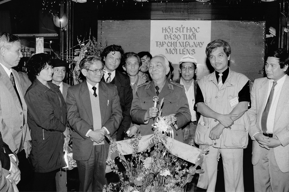 Đại tướng Võ Nguyên Giáp dự lễ kỷ niệm 3 năm tạp chí Xưa và nay ngày 8-3-1996 - Ảnh: NGUYỄN ĐÌNH TOÁN