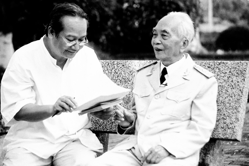 Đại tướng Võ Nguyên Giáp với NSND, đạo diễn Đào Trọng Khánh ngày 28-5-2001 - Ảnh: NGUYỄN ĐÌNH TOÁN