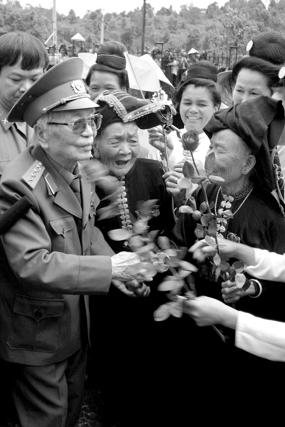 Đại tướng Võ Nguyên Giáp với đồng bào Mường Phăng ngày 19-4-2004 - Ảnh: NGUYỄN ĐÌNH TOÁN