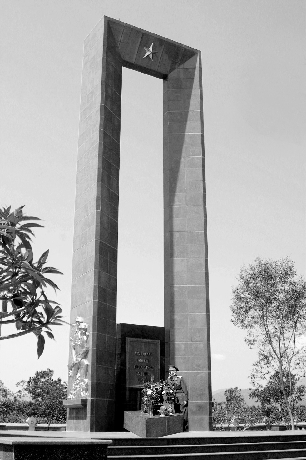 Đại tướng Võ Nguyên Giáp tại đài tưởng niệm liệt sĩ trên đồi Độc Lập Điện Biên Phủ ngày 20-4-2004 - Ảnh: NGUYỄN ĐÌNH TOÁN