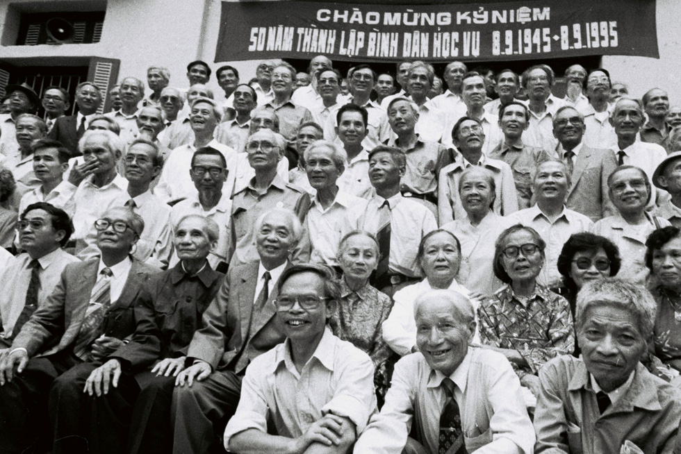Đại tướng Võ Nguyên Giáp chụp ảnh cùng các cựu thành viên Hội truyền bá Quốc ngữ ngày 8-9-1995 (người ngồi hàng đầu bên phải là ông Nguyễn Hữu Đang - một trong những người thành lập Hội truyền bá Quốc ngữ) - Ảnh: NGUYỄN ĐÌNH TOÁN