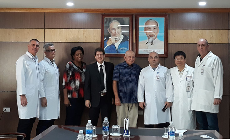 Ông Perfecto Romero Ramirez (giữa) và các nhà báo Cuba chụp ảnh lưu niệm với cán bộ y tế Bệnh viện hữu nghị Việt Nam-Cuba Đồng Hới 
