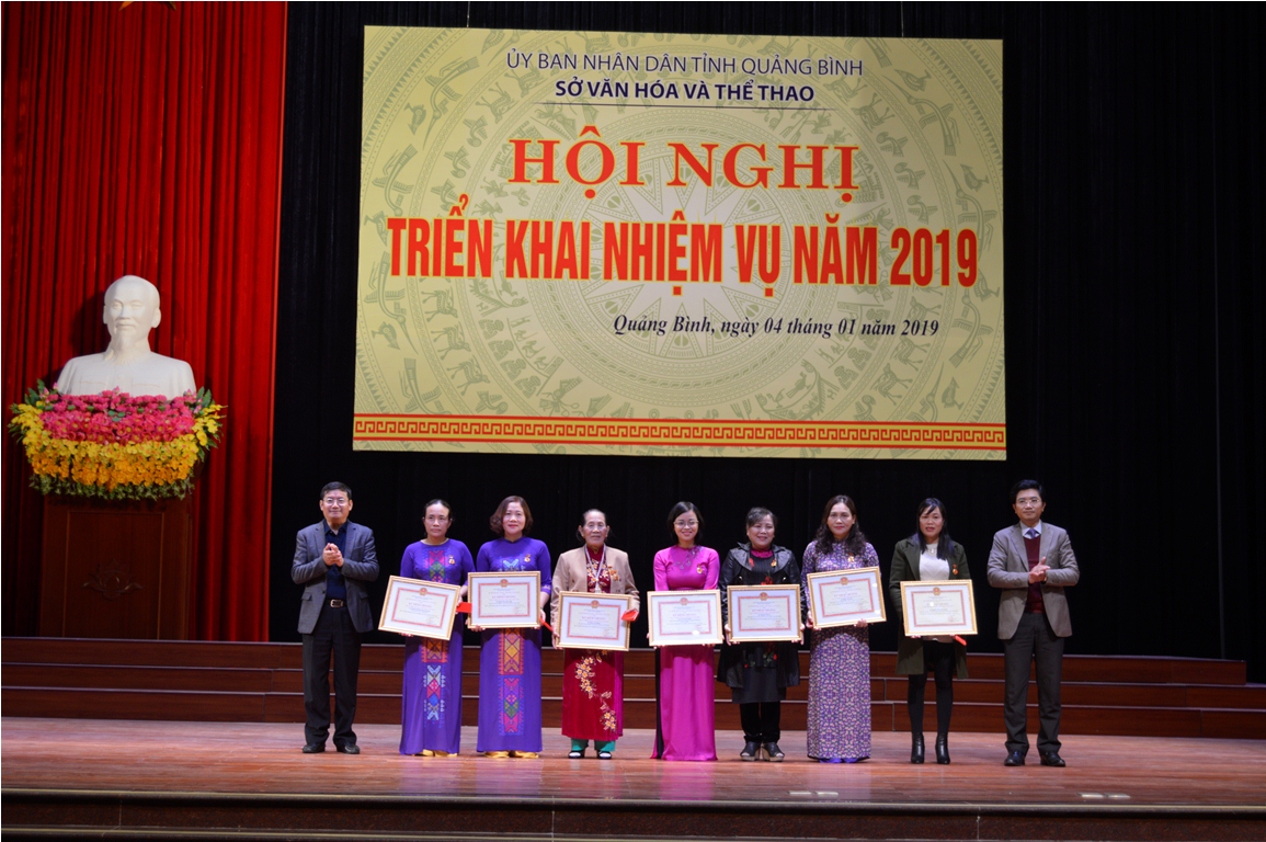Các đồng chí lãnh đạo tỉnh trao Kỷ niệm chương “Vì sự nghiệp VH-TT và Du lịch” của Bộ trưởng Bộ VH-TT và Du lịch cho 8 cá nhân.