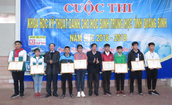 Đồng chí Trần Đình Nhân, Phó Giám đốc Sở Giáo dục-Đào tạo trao giấy khen và phần thưởng cho các thí sinh đạt giải nhất.
