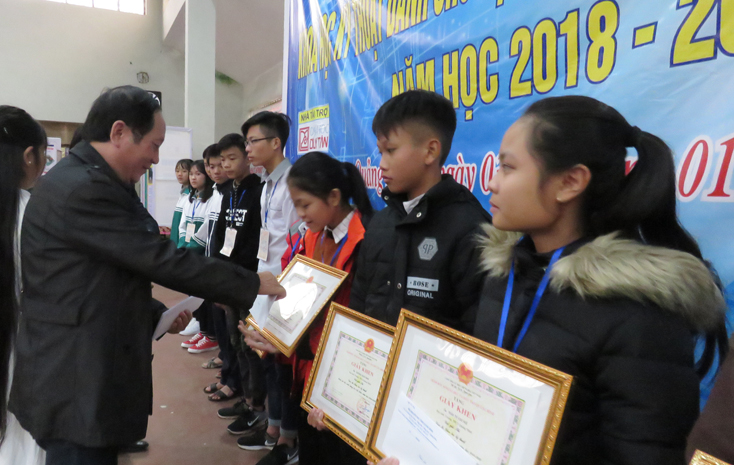 Lãnh đạo Hội Khuyến học tỉnh trao thưởng cho các em học sinh đạt giải nhì cuộc thi.