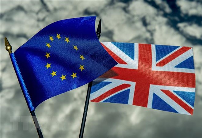 Quốc kỳ Anh (phải) và cờ EU. (Ảnh: AFP/ TTXVN)